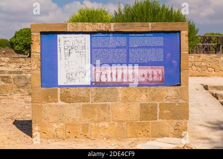 Das Haus des Dionysos Informationstafel und alte Ruinen in Gräber der Könige archäologische Stätte, UNESCO-Weltkulturerbe, Pafos, Zypern Stockfoto