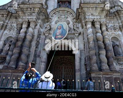 Ein Bild der Jungfrau Maria ist an der Fassade angebracht, Jesuitenkirche Iglesia de la Compania de Jesus, Quito, Pichincha Provinz, Ecuador Stockfoto