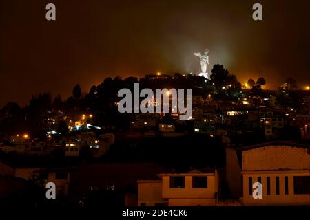 Statue der Jungfrau Maria Virgen del Panecillo auf dem Mirador de Panecillo in der Nacht, Quito, Pichincha Provinz, Ecuador Stockfoto