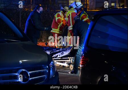 Itzehoe, Deutschland. November 2020. Bestatter laden einen Leichensack in der Nähe des Unfallort. Zwei Menschen sind auf einen Wagen am Bahnhof Itzehoe geklettert und wurden durch einen Stromschlag von der Oberleitung getötet. Eine andere Person sei leicht verletzt worden, sagte ein Sprecher der Bundespolizei am Sonntagabend. Quelle: Jonas Walzberg/dpa/Alamy Live News Stockfoto