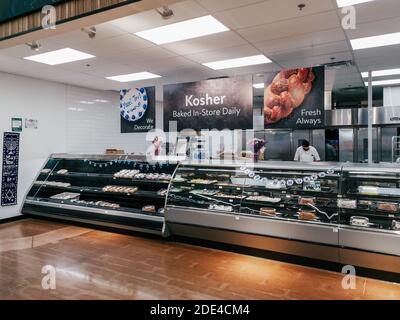 Toronto, Ontario, Kanada - 25. November 2020: Frische koschere Lebensmittel zubereitet und im Laden im Walmart Einkaufszentrum ausgestellt. Jüdischer Feiertag koscher festlich tr Stockfoto