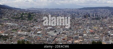 Blick über die Hauptstadt vom Aussichtspunkt Mirador de Panecillo, Panorama, Quito, Pichincha Provinz, Ecuador Stockfoto