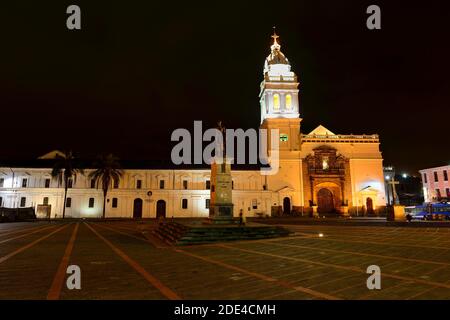 Denkmal von Mariscal Sucre vor der Kirche Iglesia de Santo Domingo bei Nacht, Quito, Pichincha Provinz, Ecuador Stockfoto