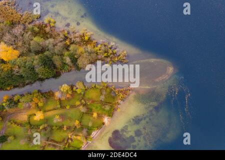 Flussdelta der Wangauer Ache in den Mondsee mit herbstlich verfärbtem Mischwald, Luftaufnahme, Drohnenaufnahme, Mondsee, Mondseeland Stockfoto