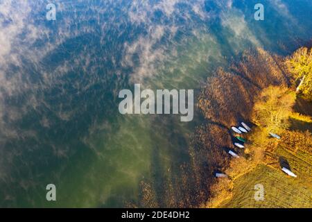 Nebelschwaden am Irrsee mit Fischerbooten im Schilfgürtel, Bodennebel, von oben, Drohnenaufnahme, Luftaufnahme, Zell am Moos, Salzkammergut, Obere Stockfoto