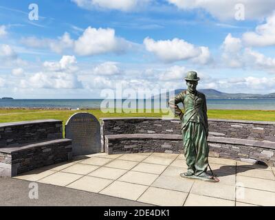 Denkmal für Charlie Chaplin mit Bronzestatue und Plakette, Bildhauer Alan Ryan Hall, Waterville, Ring of Kerry, Wild Atlantic Way, Irland Stockfoto