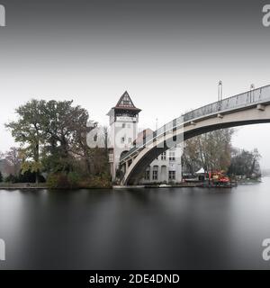 Die Abteibrücke verbindet Berlin Treptow Koepenick über die Spree Mit der Isle of Youth Stockfoto