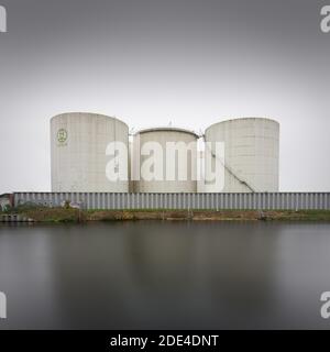 Unitank-Lagertanks für Heizöl und Dieselkraftstoff am Berliner Teltow-Kanal in Rudow, Berlin, Deutschland Stockfoto