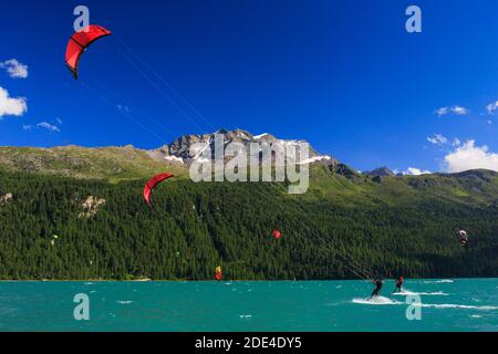 Kitesurfen, Silvaplaner See, Piz Corvatsch, Graubünden, Schweiz Stockfoto