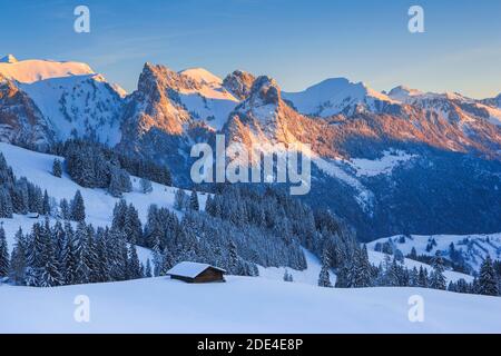 Blick vom Jaunpass ins Simmental, mit Mittagflue, 1866m, Berner Oberland, Schweiz Stockfoto