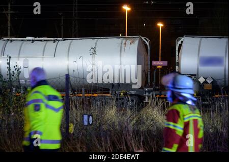 Itzehoe, Deutschland. November 2020. Rettungsdienste vor einem Tankwagen mit Blutspuren. Zwei Menschen sind auf einen Wagen in der Itzehoe Station geklettert und wurden durch einen Stromschlag von der Oberleitung getötet. Eine andere Person sei leicht verletzt worden, sagte ein Sprecher der Bundespolizei am Sonntagabend. Quelle: Jonas Walzberg/dpa - ACHTUNG: Der Schriftzug und die Nummer auf dem Güterwagen wurden aus rechtlichen Gründen verpixelt, Blutspuren sind zu sehen./dpa/Alamy Live News Stockfoto