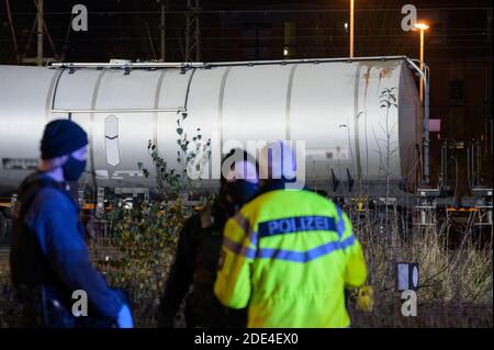 Itzehoe, Deutschland. November 2020. Polizisten stehen vor einem Panzerwagen mit Blutspuren. Zwei Menschen sind auf einen Wagen in der Itzehoe-Station geklettert und durch einen Stromschlag von der Oberleitung getötet worden. Eine andere Person sei leicht verletzt worden, sagte ein Sprecher der Bundespolizei am Sonntagabend. Quelle: Jonas Walzberg/dpa - ACHTUNG: Der Schriftzug und die Nummer auf dem Güterwagen wurden aus rechtlichen Gründen verpixelt, Blutspuren sind zu sehen./dpa/Alamy Live News Stockfoto