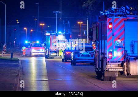 Itzehoe, Deutschland. November 2020. Einsatzfahrzeuge der Feuerwehr stehen mit blinkenden blauen Lichtern in der Nähe der Gleise am Unfallort. Zwei Menschen sind auf einen Wagen in der Itzehoe Station geklettert und wurden durch einen Stromschlag von der Oberleitung getötet. Eine andere Person wurde leicht verletzt, sagte ein Sprecher der Bundespolizei am Sonntagabend. Quelle: Jonas Walzberg/dpa/Alamy Live News Stockfoto