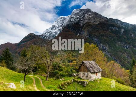Altes Steinhaus in der Nähe von Bovec, Slowenien Stockfoto