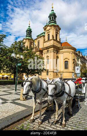 St. Nikolaus Kirche, davor eine Pferdekutsche, Altstädter Ring, Ostalte Altstadt, Prag, Tschechische Republik Stockfoto