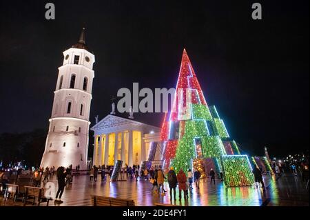 Vilnius, Litauen. November 2020. Der Hauptweihnachtsbaum wird am 28. November 2020 auf dem Domplatz in Vilnius, Litauen, angezündet. Die jährliche Beleuchtung des Weihnachtsbaums von Vilnius fand am Samstagabend statt, der offizielle Auftakt für die Feierlichkeiten zur Weihnachtszeit in der litauischen Hauptstadt. Quelle: Alfredas Pliadis/Xinhua/Alamy Live News Stockfoto