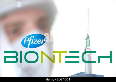 Symbolbild Corona-Impfstoff von BIONTECH, PFIZER, Mann mit Spritze, Corona-Krise, Baden-Württemberg, Deutschland Stockfoto