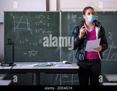 Lehrer mit Winterjacke und Gesichtsmaske im Unterricht, Gesten, Corona Krise, Stuttgart, Baden-Württemberg, Deutschland Stockfoto