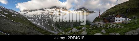 Panoramablick, Furtschaglhaus mit Bergen in Wolken, Berglandschaft im Nebel, Berliner Höhenweg, Zillertaler Alpen, Zillertal, Tirol, Österreich Stockfoto