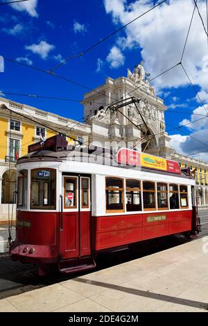 Elektrik, Straßenbahn vor dem Triumphbogen Arco da Rua Augusta, Praca do Comercio, Baixa, Lissabon, Portugal Stockfoto