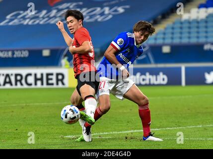 Doha, Katar. November 2020. Chen Binbin (L) von Shanghai SIPG steht mit Ken Matsubara von Yokohama F. Marinos während ihres AFC Champions League Fußballspiels in Doha, Katar, am 28. November 2020, auf. Quelle: Nikku/Xinhua/Alamy Live News Stockfoto