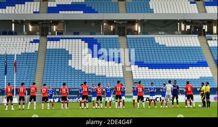 Doha, Katar. November 2020. Spieler und Schiedsrichter stehen vor dem AFC Champions League Fußballspiel zwischen Shanghai SIPG und Yokohama F. Marinos in Doha, Katar, 28. November 2020. Quelle: Nikku/Xinhua/Alamy Live News Stockfoto