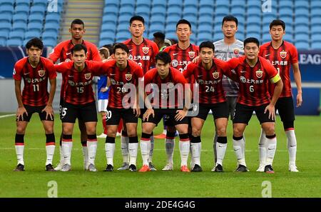 Doha, Katar. November 2020. Spieler von Shanghai SIPG posieren für Gruppenfotos vor dem AFC Champions League Fußballspiel gegen Yokohama F. Marinos in Doha, Katar, 28. November 2020. Quelle: Nikku/Xinhua/Alamy Live News Stockfoto