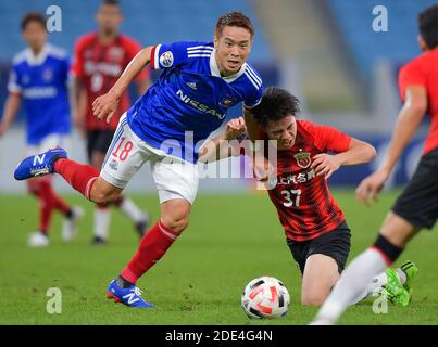 Doha, Katar. November 2020. Chen Binbin (R) von Shanghai SIPG steht mit Kota Mizunuma von Yokohama F. Marinos während ihres AFC Champions League Fußballspiels in Doha, Katar, am 28. November 2020 auf dem Spiel. Quelle: Nikku/Xinhua/Alamy Live News Stockfoto