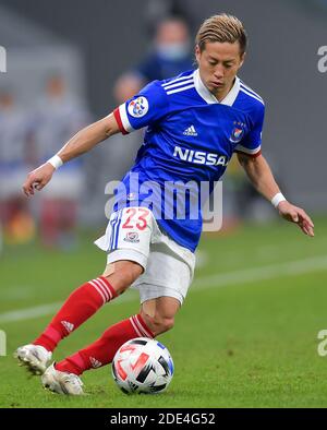 Doha, Katar. November 2020. Teruhito Nakagawa von Yokohama F. Marinos kontrolliert den Ball während des AFC Champions League Fußballspiels gegen Shanghai SIPG in Doha, Katar, 28. November 2020. Quelle: Nikku/Xinhua/Alamy Live News Stockfoto