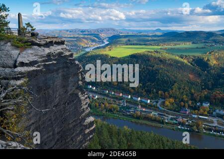 Blick vom herbstlichen Lilienstein auf die Elbe bei Koenigstein nach Bad Schandau und über die deutsch-tschechische Grenze mit Ruzova, Ruzak Stockfoto