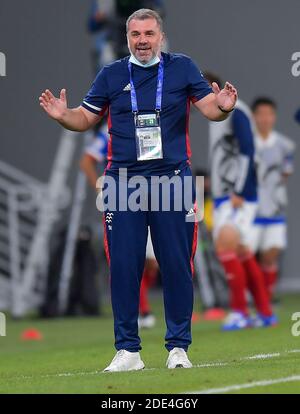 Doha, Katar. November 2020. Cheftrainer von Yokohama F. Marinos Ange Postecoglou reagiert während ihres AFC Champions League Fußballspiels in Doha, Katar, 28. November 2020. Quelle: Nikku/Xinhua/Alamy Live News Stockfoto