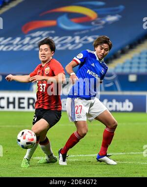 Doha, Katar. November 2020. Chen Binbin (L) von Shanghai SIPG steht mit Ken Matsubara von Yokohama F. Marinos während ihres AFC Champions League Fußballspiels in Doha, Katar, am 28. November 2020, auf. Quelle: Nikku/Xinhua/Alamy Live News Stockfoto