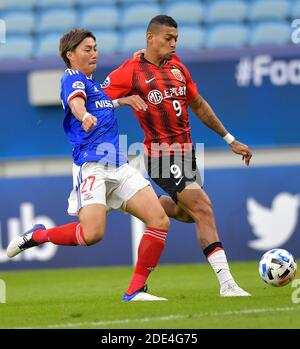 Doha, Katar. November 2020. Ricardo Lopes (R) von Shanghai SIPG steht mit Ken Matsubara von Yokohama F. Marinos während ihres AFC Champions League Fußballspiels in Doha, Katar, am 28. November 2020, im Spiel. Quelle: Nikku/Xinhua/Alamy Live News Stockfoto