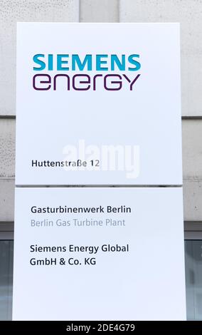 Schild mit Logo von Siemens Energy, Huttenstrasse 12, Moabit, Berlin, Deutschland Stockfoto