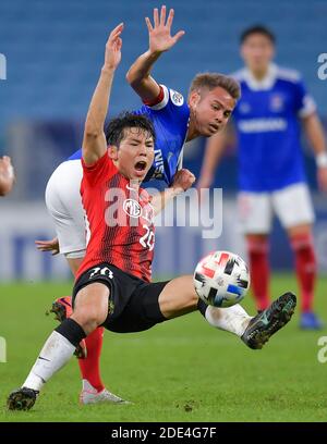 Doha, Katar. November 2020. Yang Shiyuan (vorne) von Shanghai SIPG spielt mit Theerathon von Yokohama F. Marinos während ihres AFC Champions League Fußballspiels in Doha, Katar, 28. November 2020. Quelle: Nikku/Xinhua/Alamy Live News Stockfoto