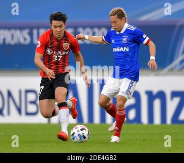 Doha, Katar. November 2020. Chen Binbin (L) von Shanghai SIPG steht mit Teruhito Nakagawa von Yokohama F. Marinos während ihres AFC Champions League Fußballspiels in Doha, Katar, am 28. November 2020 auf dem Spiel. Quelle: Nikku/Xinhua/Alamy Live News Stockfoto