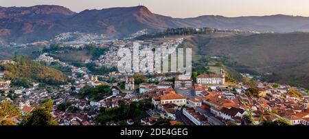 Reise-Bucket-Liste . Ouro Preto , Brasilien. Panoramablick auf die historische Stadt bei Sonnenuntergang. Stockfoto