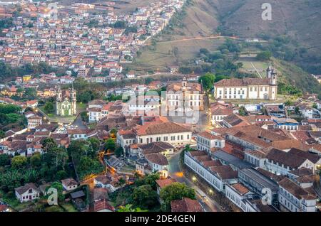 Reise-Bucket-Liste . Ouro Preto , Brasilien. Panoramablick auf die historische Stadt bei Sonnenuntergang. Stockfoto