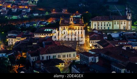 Reise-Bucket-Liste . Ouro Preto , Brasilien. Panoramablick auf die historische Stadt bei Sonnenuntergang. Stockfoto