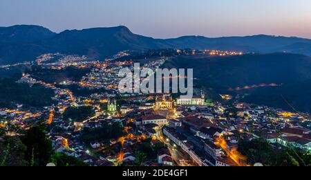 Reise-Bucket-Liste . Ouro Preto , Brasilien. Panoramablick auf die historische Stadt bei Sonnenuntergang. Stockfoto