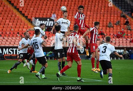 Valencia, Spanien. November 2020. Gabriel Paulista aus Valencia (TOP L) spielt mit Jose Maria Gimenez aus Atletico de Madrid (TOP R) während eines Spanienliga-Spiels zwischen Valencia CF und Atletico de Madrid im Estadio Mestalla in Valencia, Spanien, 28. November 2020. Quelle: Pablo Morano/ Xinhua/Alamy Live News Stockfoto