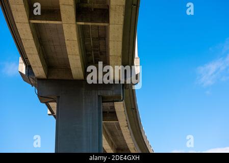 Brücke des Québec 440 Highway über Saint-Roch, Québec Stadt, unter einem blauen Himmel. Stockfoto