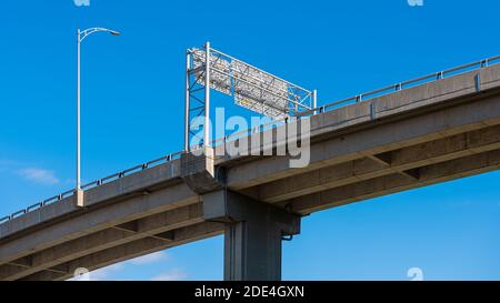 Brücke des Québec 440 Highway über Saint-Roch, Québec Stadt, unter einem blauen Himmel. Stockfoto