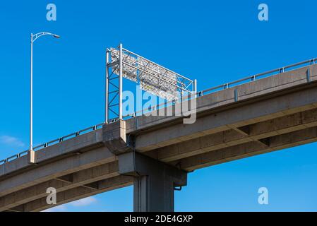 Brücke des Québec 440 Highway über Saint-Roch, Québec Stadt, unter einem blauen Himmel. Stockfoto