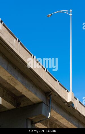 Brücke des Québec 440 Highway über Saint-Roch, Québec Stadt, unter einem blauen Himmel. Stockfoto