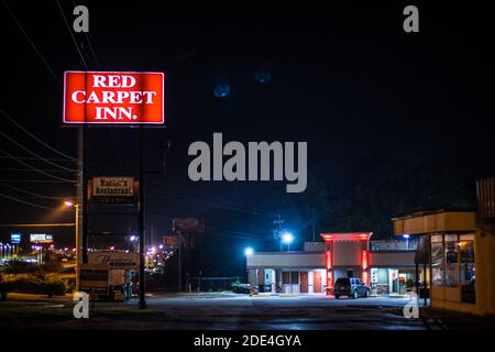 Augusta, GA USA 11 23 20: Roter Teppich in Schild und Gebäude Stockfoto