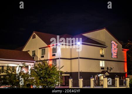 Augusta, GA USA 11 23 20: Red Roof Inn und Suitaes bei Nacht Stockfoto