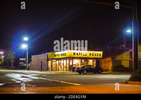 Augusta, GA USA 11 23 20: Waffle House bei Nacht und Straßenlaternen Stockfoto