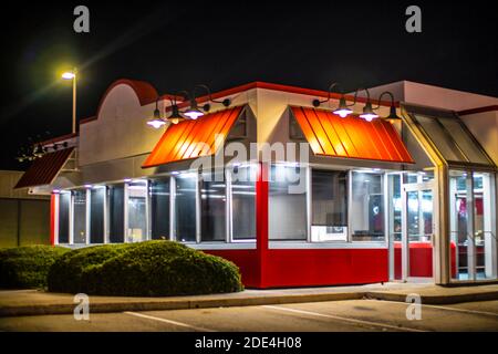 Augusta, GA USA 11 23 20: Ein geschlossenes Krystal Burgers Restaurant bei Nacht Eckansicht Stockfoto