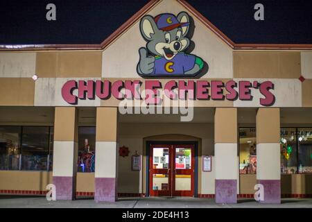 Augusta, GA USA 11 23 20: Chuck E Käsesorten am Nachteingang Stockfoto